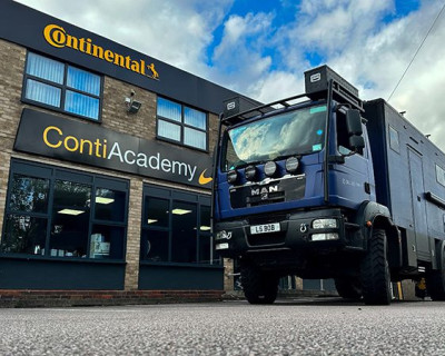 Continental підтримує 10 000-мильну трансконтинентальну подорож Боббі Болтона